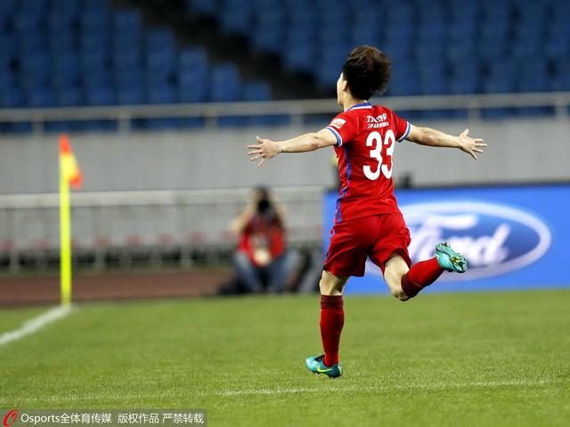 在本轮英超曼城3-3战平热刺的比赛中，格拉利什替补登场打进一球。